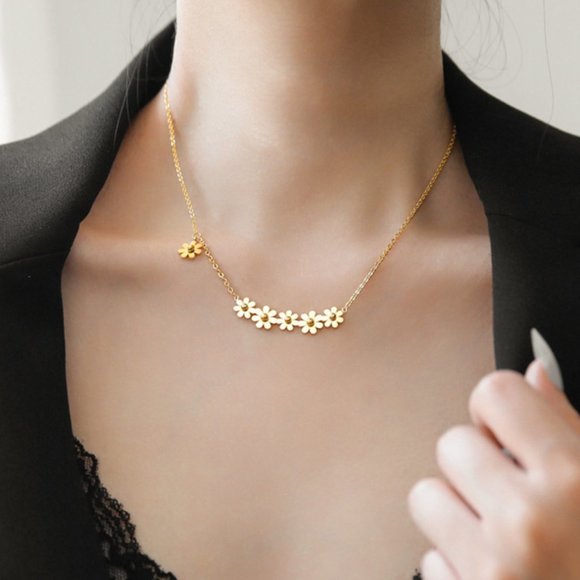 Jewelry - NEW 18K Gold Plated Daisy Flower Bar Necklace